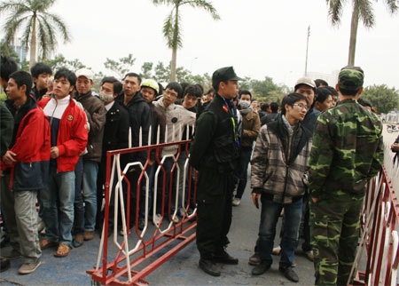 Hàng trăm nghìn khán giả đội mưa chờ mua vé bán kết AFF - 7 Hàng trăm nghìn khán giả đội mưa chờ mua vé bán kết AFF - 7