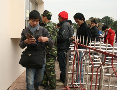 Hàng trăm nghìn khán giả đội mưa chờ mua vé bán kết AFF - 8 Hàng trăm nghìn khán giả đội mưa chờ mua vé bán kết AFF - 8