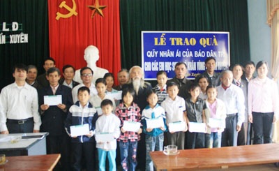 Trao quà nhân ái tới học sinh có hoàn cảnh khó khăn sau lũ - 8