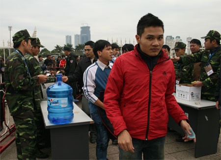 Hàng trăm nghìn khán giả đội mưa chờ mua vé bán kết AFF - 6 Hàng trăm nghìn khán giả đội mưa chờ mua vé bán kết AFF - 6