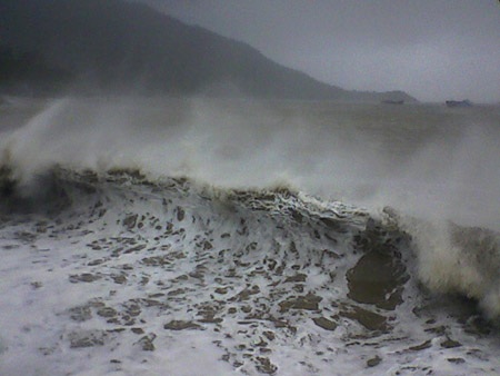 Gió lớn bất ngờ, nhiều tàu thuyền gặp nạn - 1