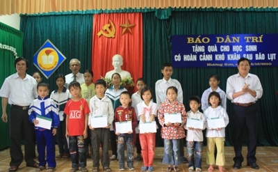 Trao quà nhân ái tới học sinh có hoàn cảnh khó khăn sau lũ - 7