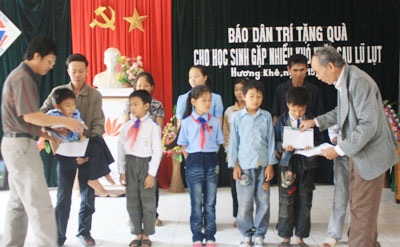 Trao quà nhân ái tới học sinh có hoàn cảnh khó khăn sau lũ - 5