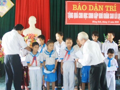 Trao quà nhân ái tới học sinh có hoàn cảnh khó khăn sau lũ - 4