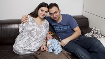 Bà mẹ khuyết tay, chân vẫn sinh con khoẻ mạnh - 1 Bà mẹ khuyết tay, chân vẫn sinh con khoẻ mạnh - 1