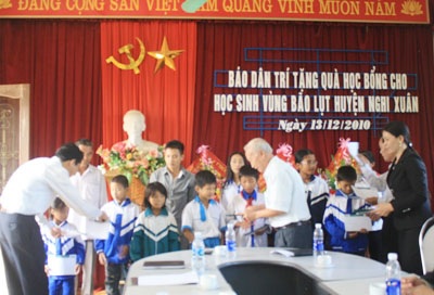 Trao quà nhân ái tới học sinh có hoàn cảnh khó khăn sau lũ - 3