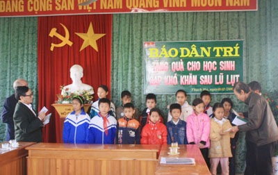 Trao quà nhân ái tới học sinh có hoàn cảnh khó khăn sau lũ - 1