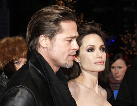 Angelina Jolie khoe vai trần để quảng cáo phim - 14 Angelina Jolie khoe vai trần để quảng cáo phim - 14