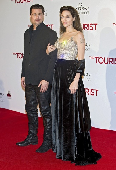 Angelina Jolie khoe vai trần để quảng cáo phim - 7 Angelina Jolie khoe vai trần để quảng cáo phim - 7