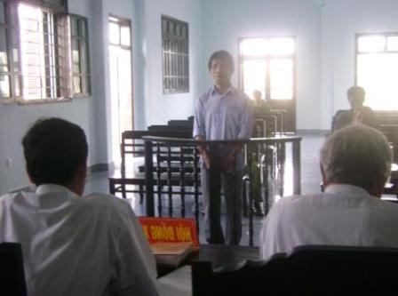 Tưới dầu đốt xưởng cưa của... cha ruột - 1 Tưới dầu đốt xưởng cưa của... cha ruột - 1