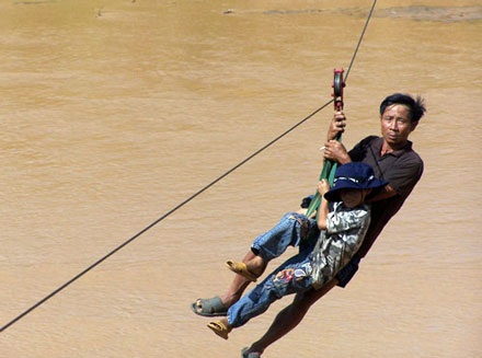 Lật cầu treo “làng đu dây”, 7 người rơi xuống sông - 1 Lật cầu treo “làng đu dây”, 7 người rơi xuống sông - 1