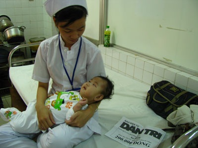 Bé Rơi vẫn đang được nuôi dưỡng tại khoa Nhi - 1 Bé Rơi vẫn đang được nuôi dưỡng tại khoa Nhi - 1