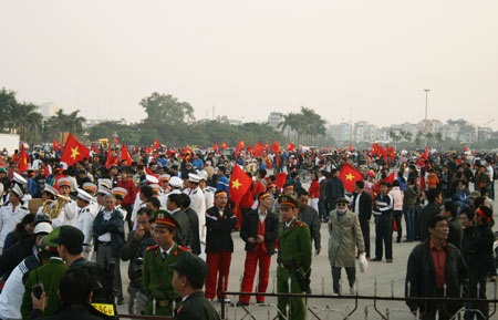 Khán giả hồi hộp chờ đón ĐT Việt Nam xuất trận - 10 Khán giả hồi hộp chờ đón ĐT Việt Nam xuất trận - 10