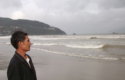 Gặp ngư ông 60 tuổi vật lộn với sóng dữ cứu người - 1