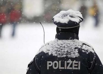 Châu Âu hủy 800 chuyến bay vì tuyết - 1