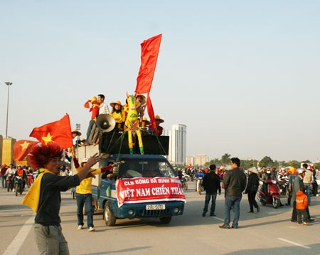 Khán giả hồi hộp chờ đón ĐT Việt Nam xuất trận - 2 Khán giả hồi hộp chờ đón ĐT Việt Nam xuất trận - 2