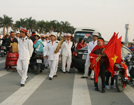 Khán giả hồi hộp chờ đón ĐT Việt Nam xuất trận - 6 Khán giả hồi hộp chờ đón ĐT Việt Nam xuất trận - 6