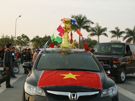 Khán giả hồi hộp chờ đón ĐT Việt Nam xuất trận - 7 Khán giả hồi hộp chờ đón ĐT Việt Nam xuất trận - 7