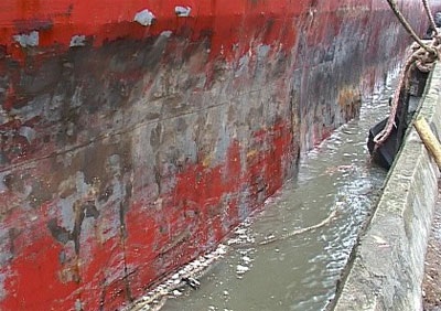 Tàu chở hàng kẹt ở cảng vì… mắc lưới ngư dân - 1 Tàu chở hàng kẹt ở cảng vì… mắc lưới ngư dân - 1