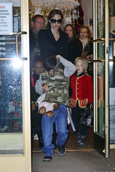 Gia đình Angelina Jolie tiếp tục ngao du thế giới trong Noel này - 1 Gia đình Angelina Jolie tiếp tục ngao du thế giới trong Noel này - 1