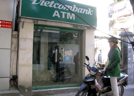 Cây ATM của Vietcombank bị cắt phá - 3 Cây ATM của Vietcombank bị cắt phá - 3