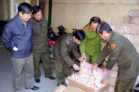 Hà Nội: Thu giữ 700kg chân gà không rõ nguồn gốc  - 1