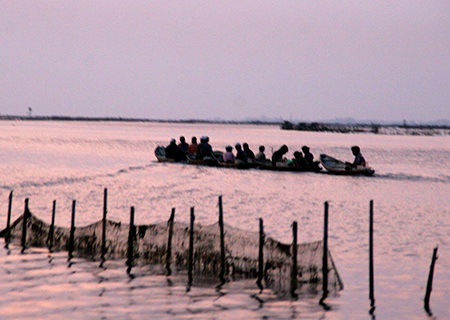 “Thuỷ tặc” đại náo phá Tam Giang  - 1