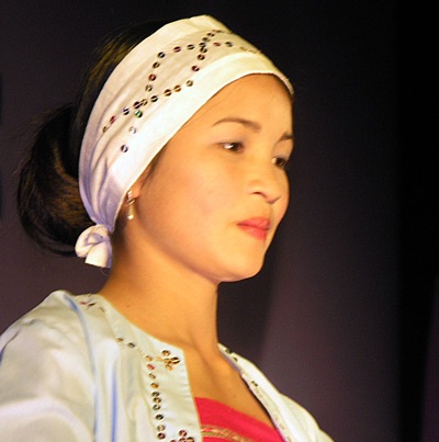 Chùm ảnh : Người đẹp vùng cao làm điệu với "phụ kiện" - 8