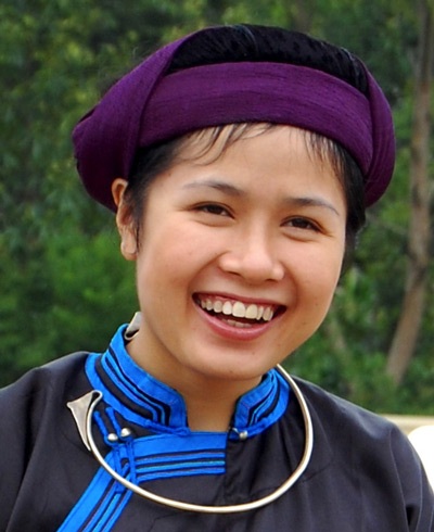 Chùm ảnh : Người đẹp vùng cao làm điệu với "phụ kiện" - 9