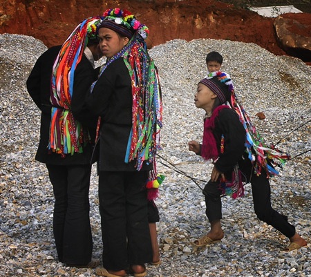 Chùm ảnh : Người đẹp vùng cao làm điệu với "phụ kiện" - 11