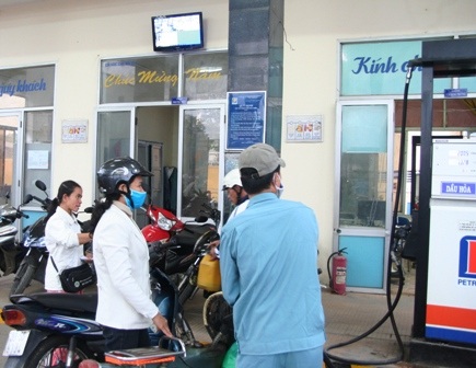 Buộc thôi việc nhân viên cây xăng hành hung khách - 1