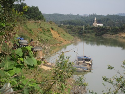 Sông sạt lở, đường nát bét vì “cát tặc” - 1 Sông sạt lở, đường nát bét vì “cát tặc” - 1