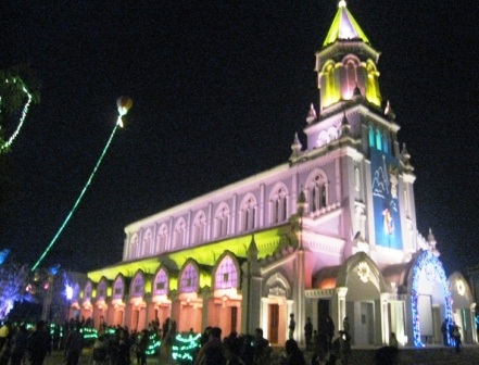 Đèn kéo quân khổng lồ chào đón Giáng sinh - 2