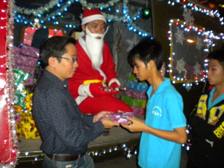 Ông già Noel tặng quà từ máy bay trực thăng - 2 Ông già Noel tặng quà từ máy bay trực thăng - 2