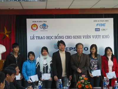 Trao 10 suất học bổng tới sinh viên vùng bão lũ - 1