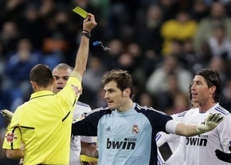 13 sai lầm của trọng tài Clos Gomez ở trận Real-Sevilla - 1 13 sai lầm của trọng tài Clos Gomez ở trận Real-Sevilla - 1