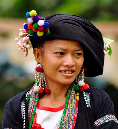 Chùm ảnh : Người đẹp vùng cao làm điệu với "phụ kiện" - 13