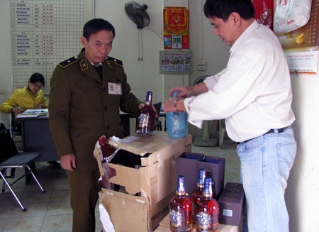 Gần 100 chai rượu lậu “vô chủ” dưới chân cầu Thanh Trì - 1 Gần 100 chai rượu lậu “vô chủ” dưới chân cầu Thanh Trì - 1