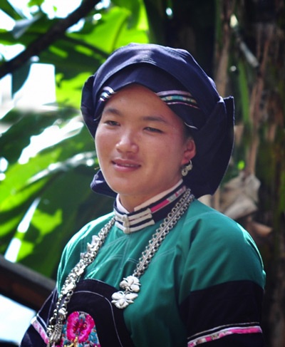 Chùm ảnh : Người đẹp vùng cao làm điệu với "phụ kiện" - 12