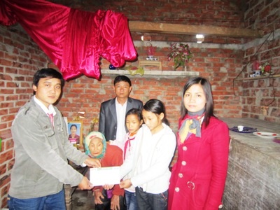 PV Dân trí tiếp tục trao quà bạn đọc tới các em học sinh mồ côi  - 2