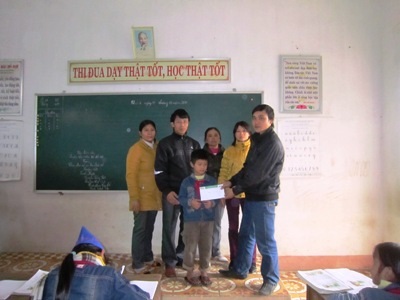 PV Dân trí tiếp tục trao quà bạn đọc tới các em học sinh mồ côi  - 3