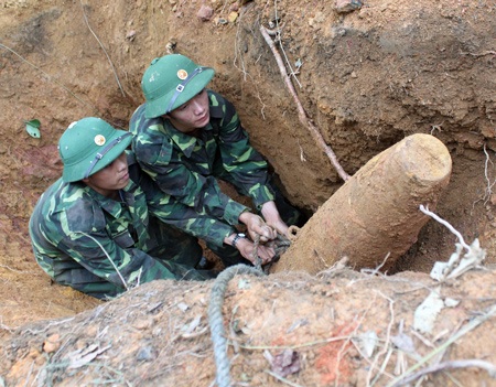 Phát hiện bom tạ giữa bản - 1