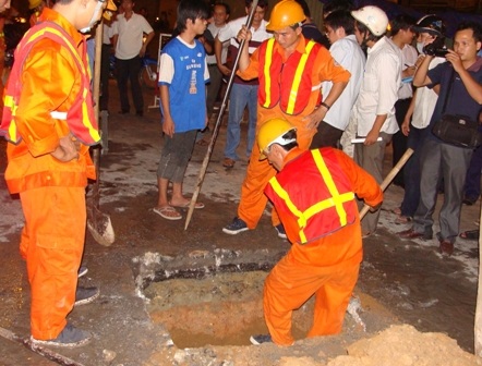 Bít hủy cống cũ để hạn chế “hố tử thần” - 1