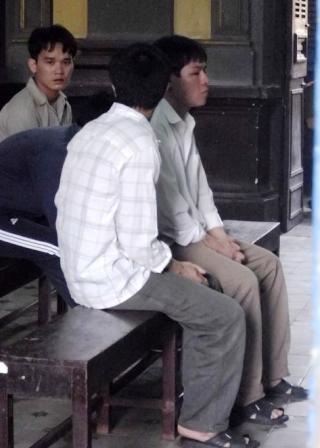 Tâm sự chỗ vắng, thiếu nữ bị hiếp dâm tập thể  - 1