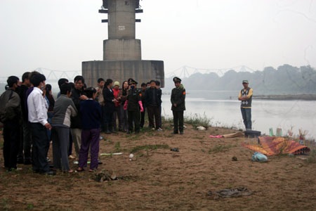 Phát hiện xác thiếu nữ lõa thể dưới chân cầu Chương Dương - 1