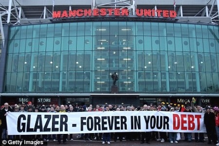 Nhà Glazer bất ngờ muốn bán MU? - 1 Nhà Glazer bất ngờ muốn bán MU? - 1