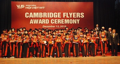 Anh Văn Hội Việt Mỹ trao chứng chỉ Cambridge Flyers cho 371 học viên - 1