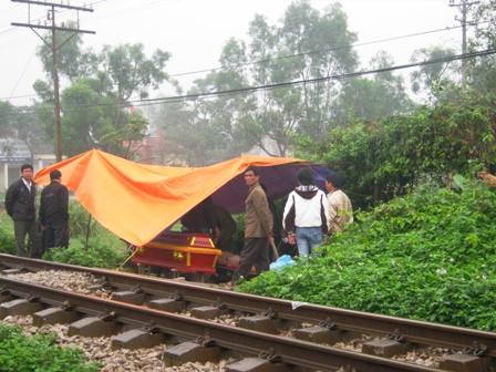 Bị tàu hỏa cán chết do mải nghe điện thoại - 1