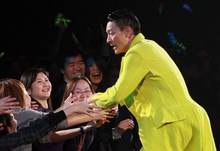 Lưu Đức Hoa lại khóc trong đêm diễn kỷ niệm - 7 Lưu Đức Hoa lại khóc trong đêm diễn kỷ niệm - 7