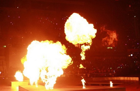 Lưu Đức Hoa lại khóc trong đêm diễn kỷ niệm - 5 Lưu Đức Hoa lại khóc trong đêm diễn kỷ niệm - 5